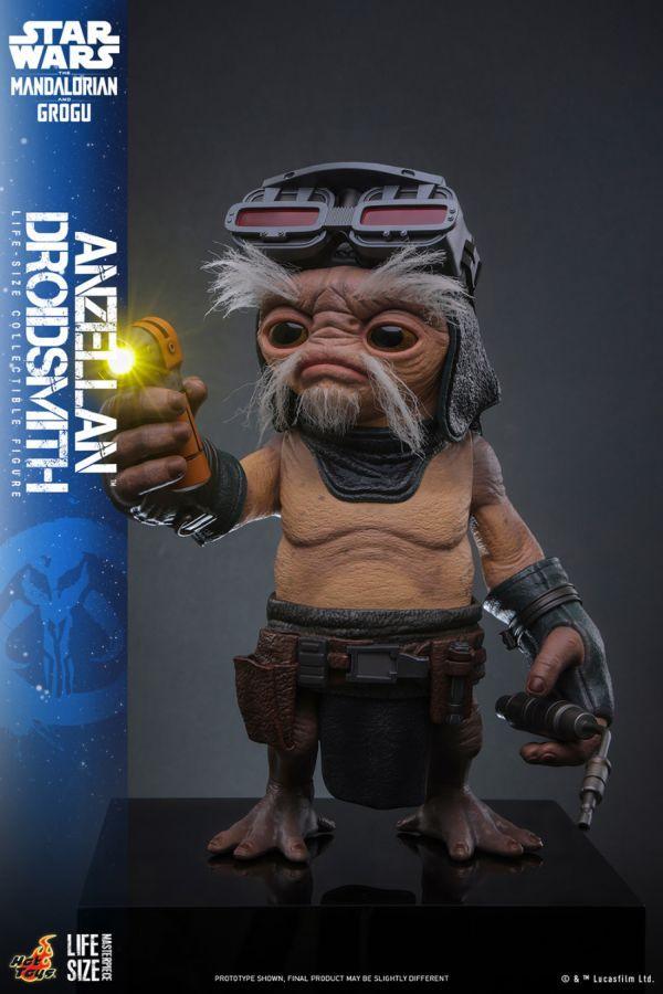 The Mandalorian &amp;amp; Grogu (2026) – Anzellan Droidsmith 1:1 Scale Figure